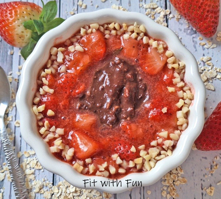 Porridge al Cocco e Cacao con Fragole e Mandorle