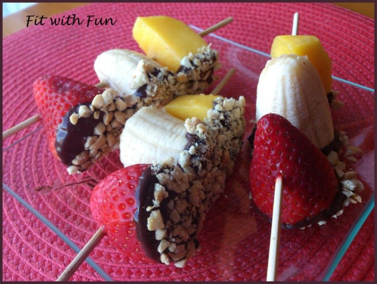 Spiedini di Frutta bagnati nel Cioccolato e Arachidi