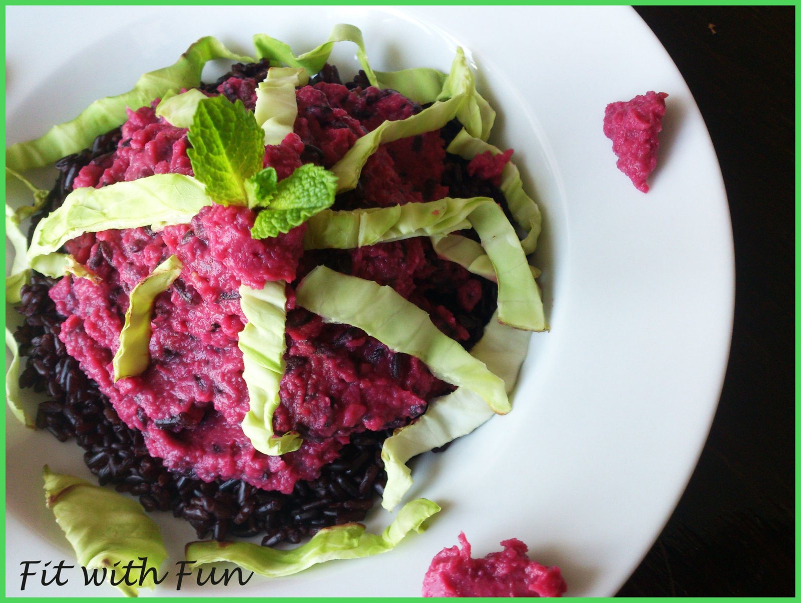 Riso Venere con Hummus Colorato e strisce di Cavolo Cappuccio