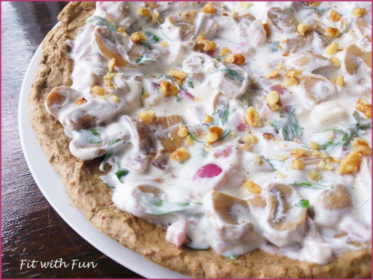 Pizza di Lenticchie con Yogurt Greco Funghi e Noci