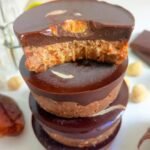 Dolcetti Fondenti al Cioccolato e Datteri Senza Cottura