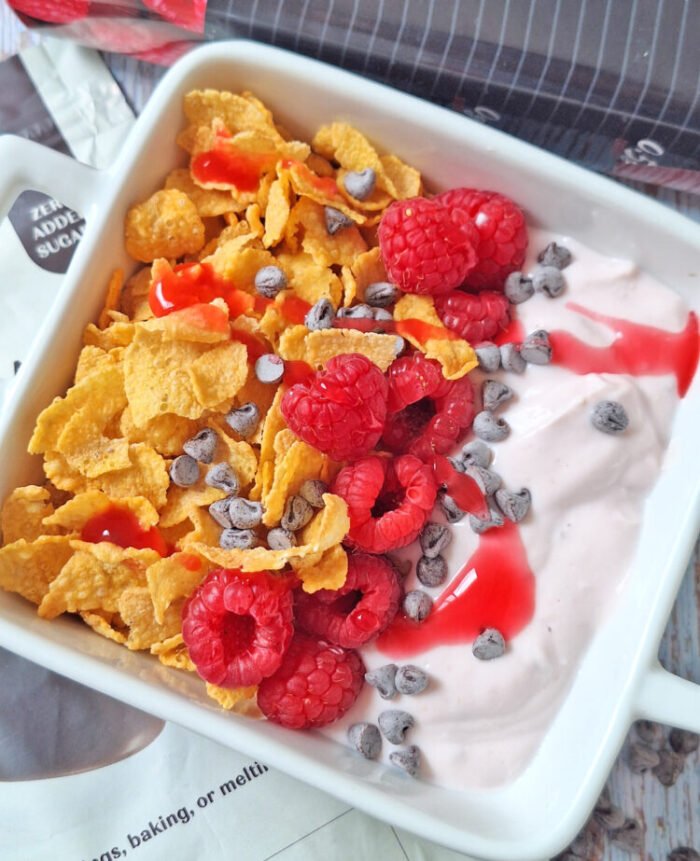Yogurt con corn flakes, frutta e gocce di cioccolato