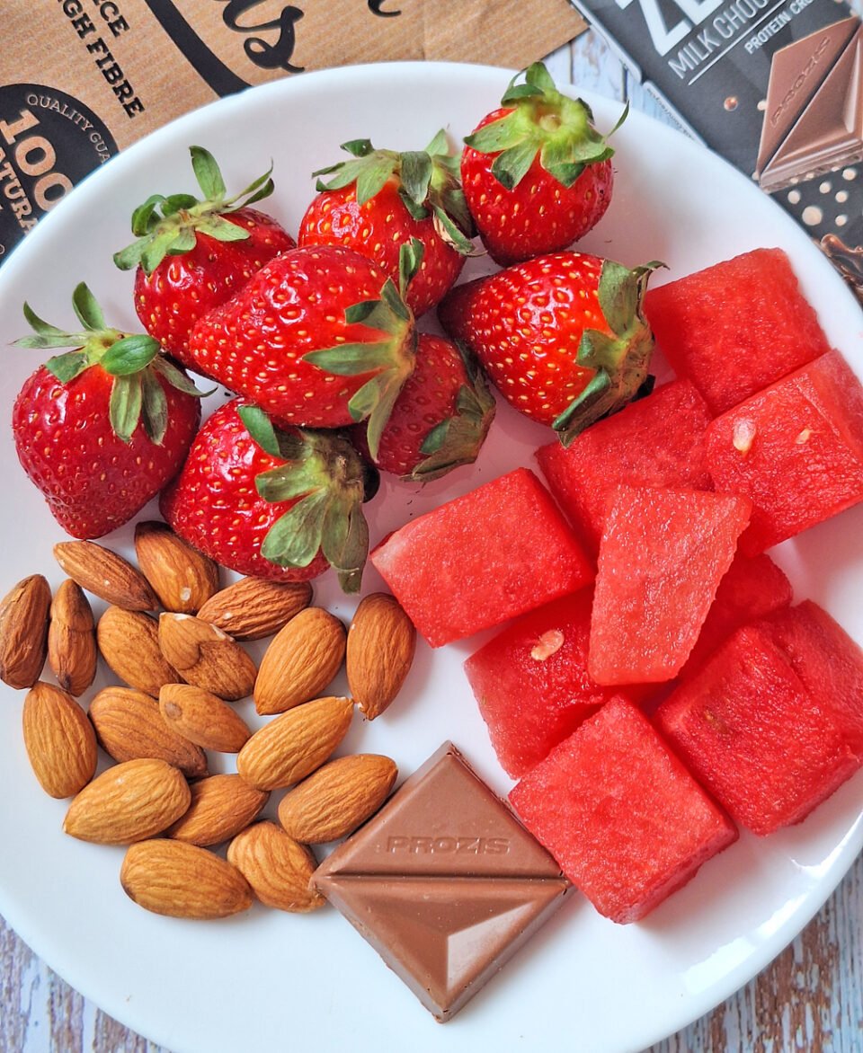 Frutta con mandorle e cioccolato