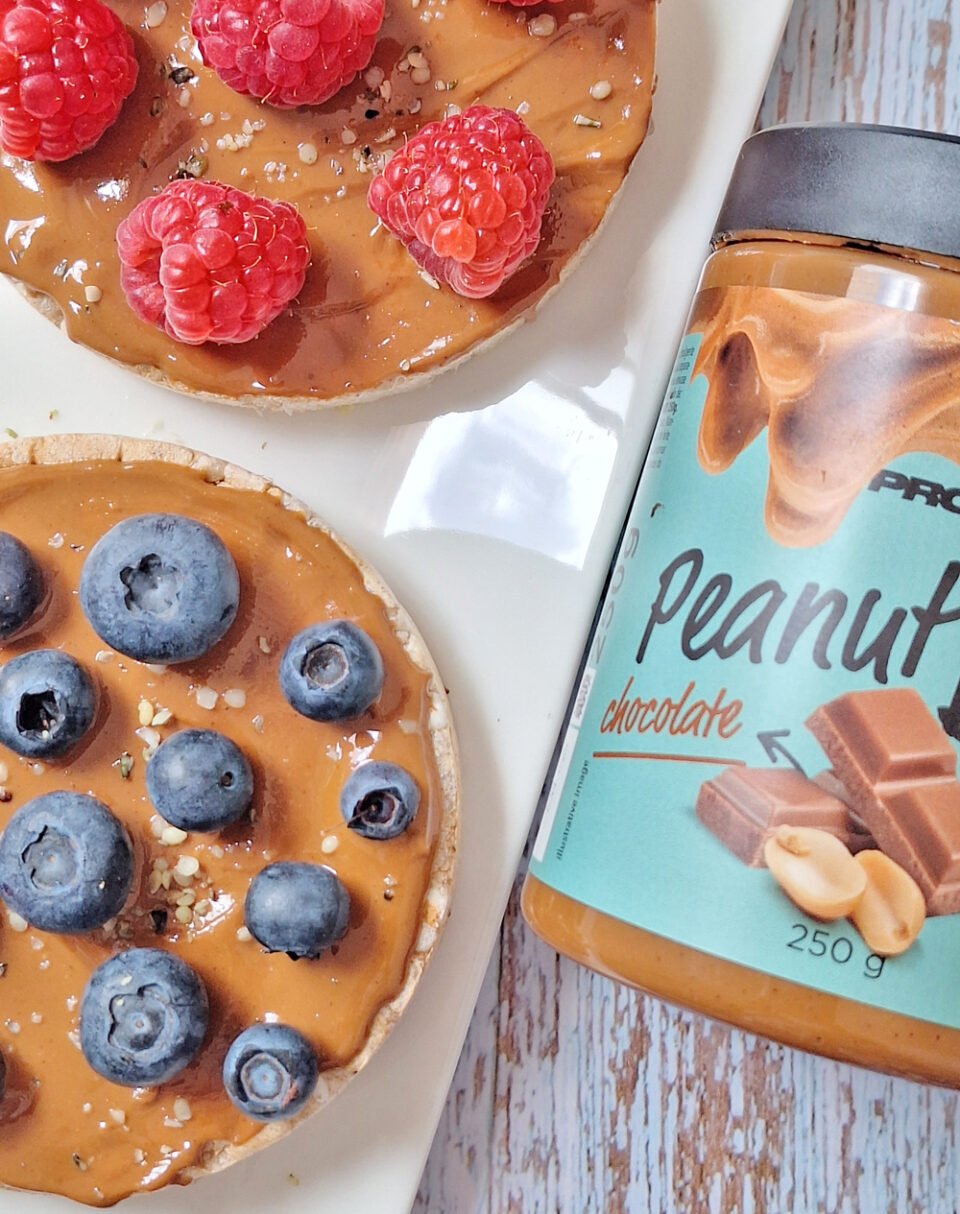 Gallette con burro di arachidi e frutta