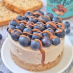 Cheesecake proteica con fette biscottate yogurt e frutta