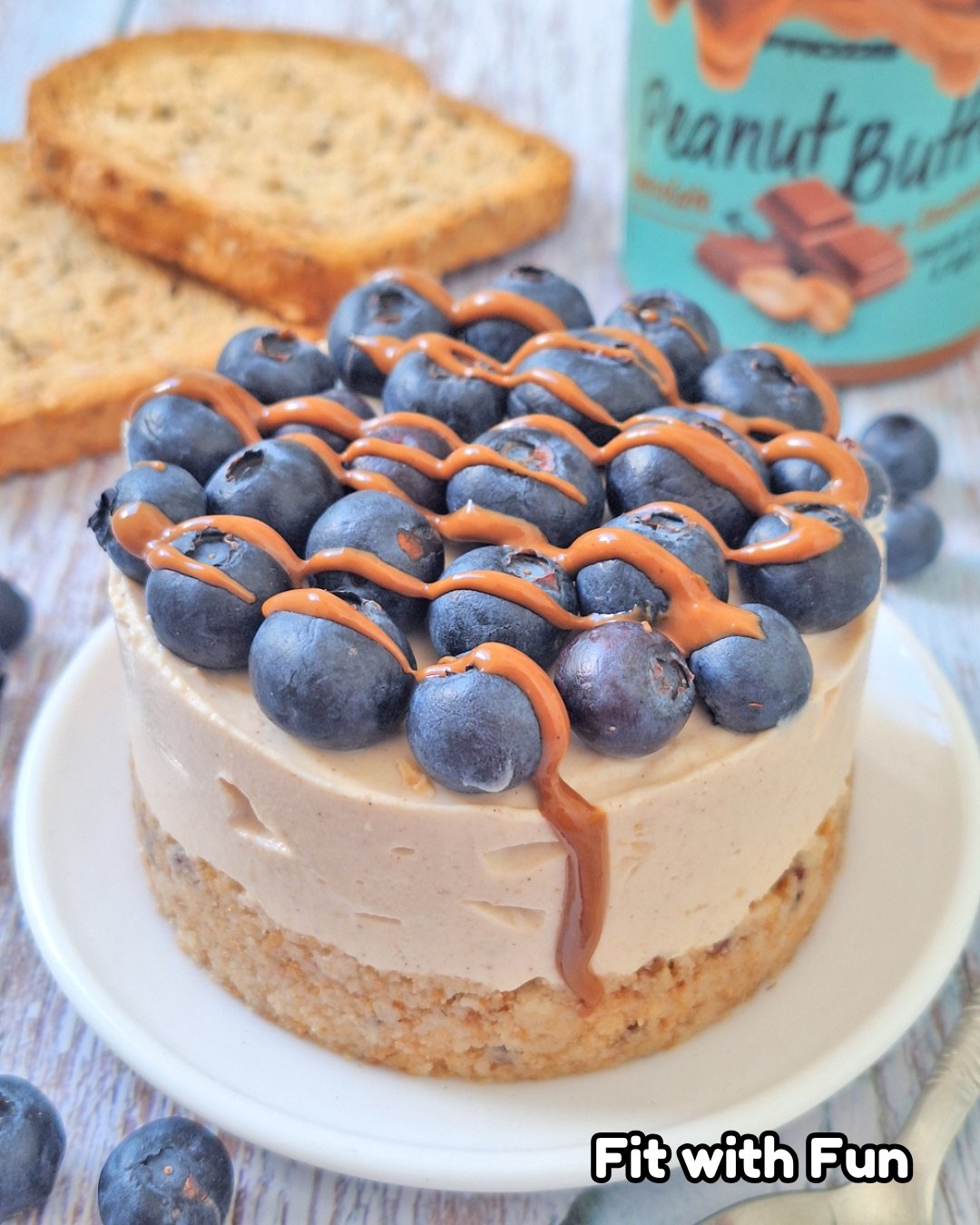 Cheesecake proteica con fette biscottate yogurt e frutta