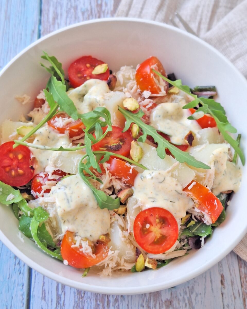 Insalata di patate con pollo, pistacchi e salsa al kefir