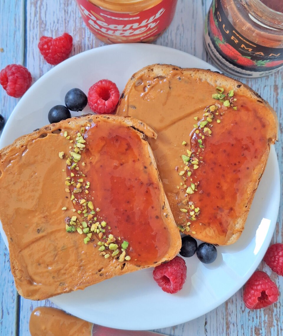 Pane tostato con burro di arachidi e marmellata