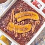 Porridge proteico vegan banana e cacao in friggitrice ad aria