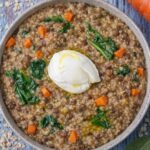 Porridge lenticchie e spinaci piatto vegan proteico e nutriente