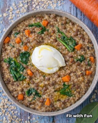 Porridge lenticchie e spinaci piatto vegan proteico e nutriente