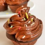 Muffin Keto Senza Farina con Frosting Avocado e Cacao
