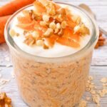 Porridge Overnight Proteico alla Torta di Carote con Yogurt e Chia