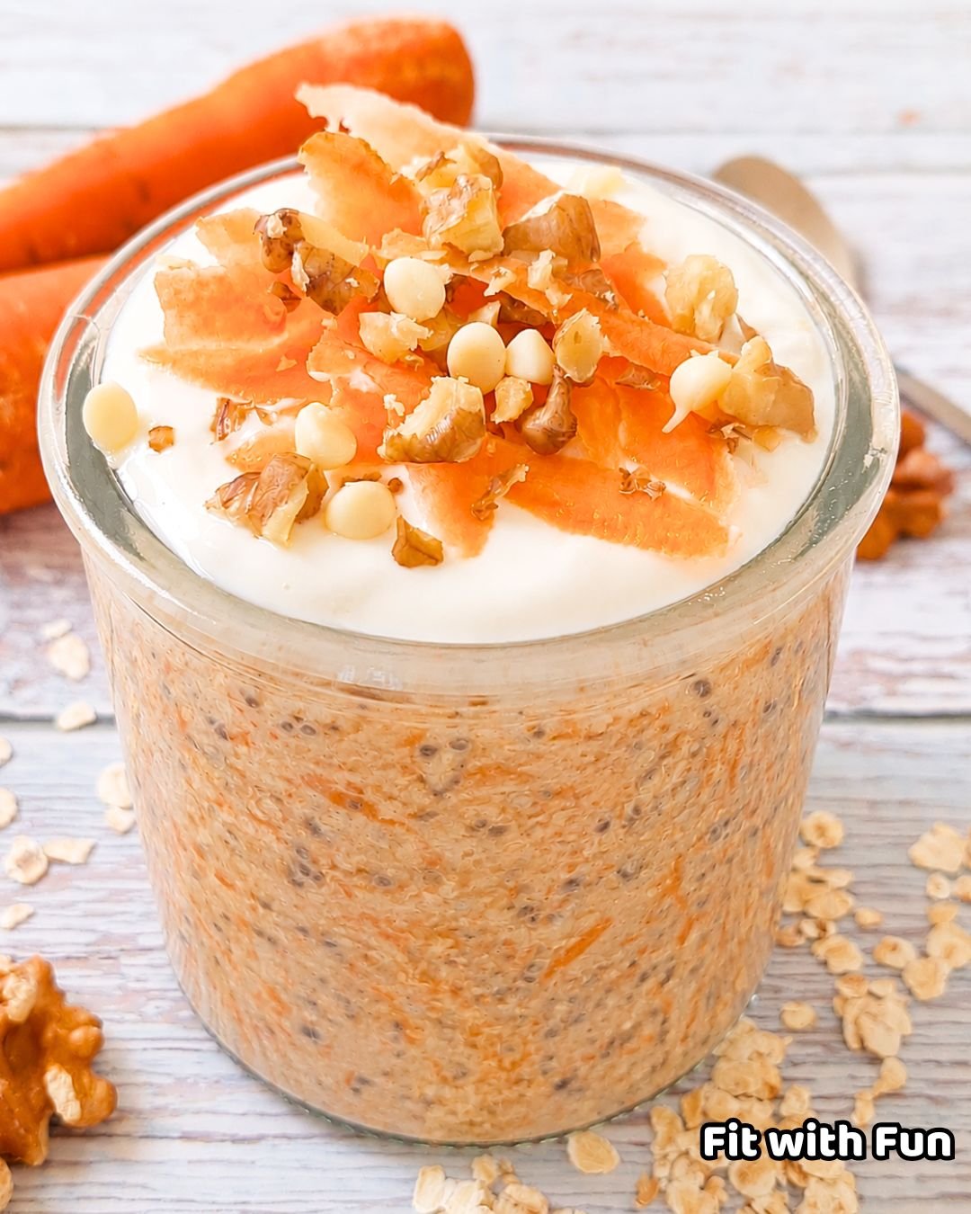 Porridge Overnight Proteico alla Torta di Carote con Yogurt e Chia