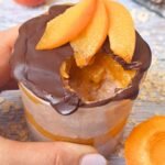 Porridge Overnight Proteico con Albicocche Yogurt e Cioccolato