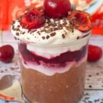 Porridge Overnight Proteico con Ciliegie Yogurt e Cioccolato