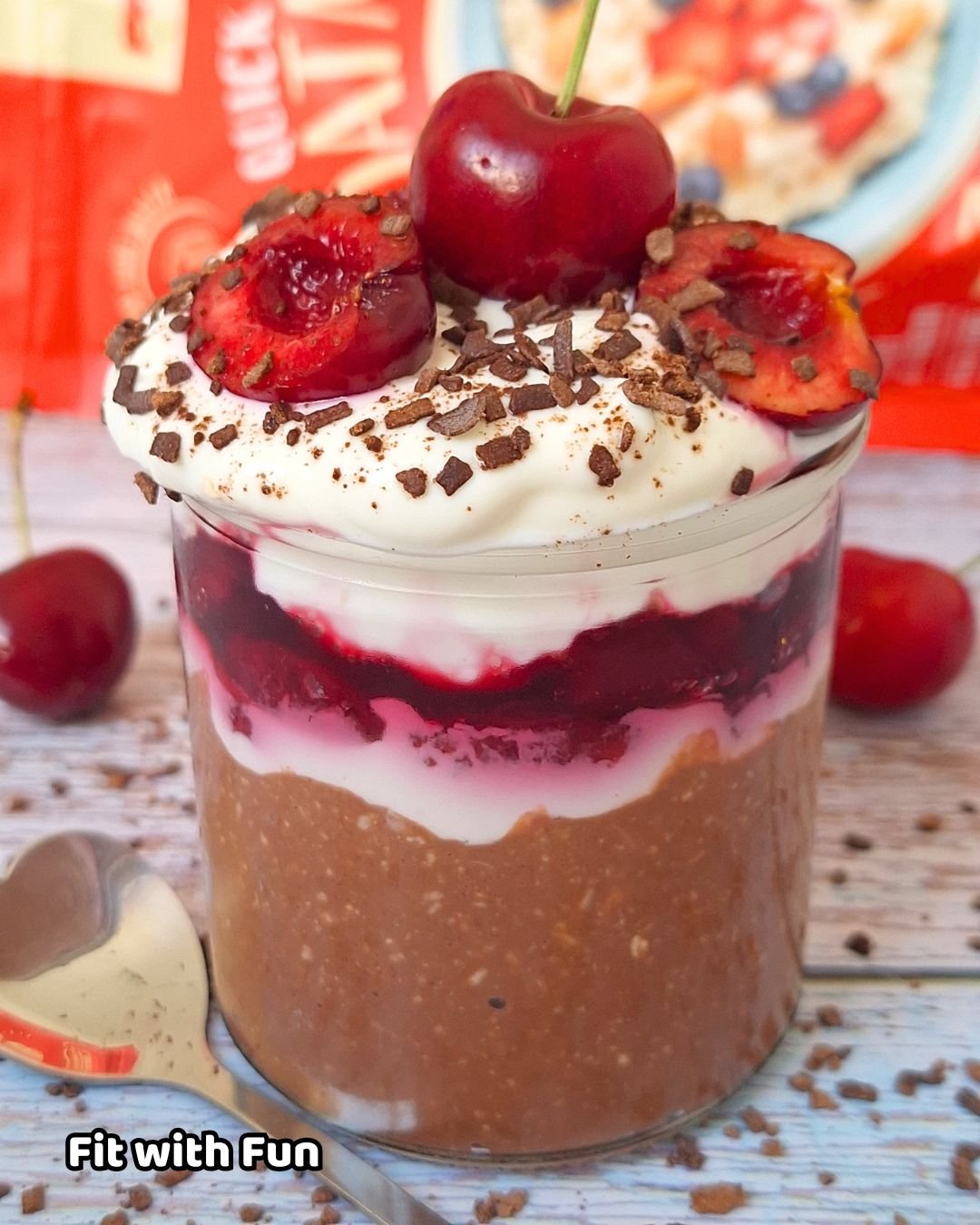 Porridge Overnight Proteico con Ciliegie Yogurt e Cioccolato